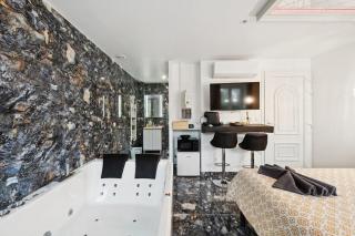 Love Room - La Création d'Adam avec Jacuzzi - Corbeil-Essonnes - 9