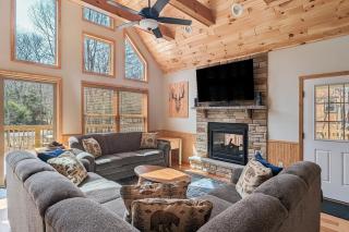 Bluejay Getaway by AvantStay Walk to Lake 7BDR Hot Tub Pool Table - Albrightsville - 9