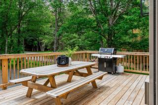 Bluejay Getaway by AvantStay Walk to Lake 7BDR Hot Tub Pool Table - Albrightsville - 7