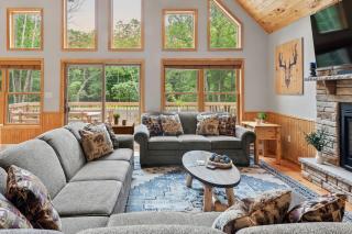 Bluejay Getaway by AvantStay Walk to Lake 7BDR Hot Tub Pool Table - Albrightsville - 4