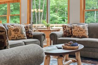Bluejay Getaway by AvantStay Walk to Lake 7BDR Hot Tub Pool Table - Albrightsville - 1