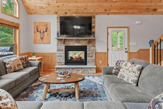 Bluejay Getaway by AvantStay Walk to Lake 7BDR Hot Tub Pool Table - Albrightsville - 2