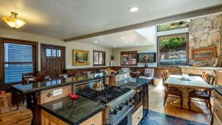 Red Hawk by AvantStay Charming Cabin w Theatre Spa 5mins to Deer Valley Mtn - Park City - 2