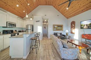 Waterfront Shared Pool w Bay Views Boat Dock Oscars Lodge by AvantStay - Padre Island - 5