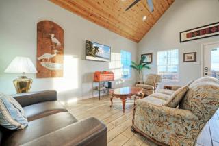 Waterfront Shared Pool w Bay Views Boat Dock Oscars Lodge by AvantStay - Padre Island - 2