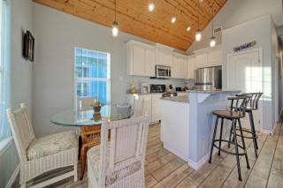 Waterfront Shared Pool w Bay Views Boat Dock Oscars Lodge by AvantStay - Padre Island - 1