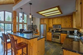 Black Bear by AvantStay Spacious Viking Lodge in Tahoe Donner w Game Room Hot Tub - Truckee - 2