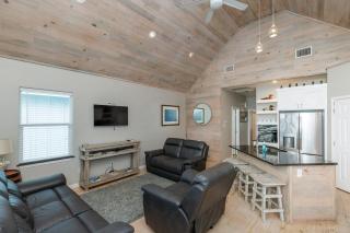 Waterfront Shared Boat Dock Pool w Views Ariel’s Grotto by AvantStay - Padre Island - 5