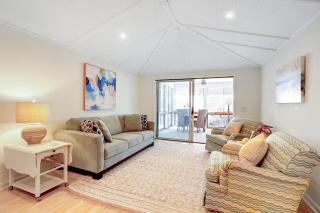 3 Twin Oaks Lane by AvantStay Beach Access Sunroom Great Location - Isle of Palms - 4