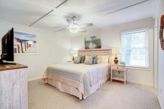 3 Twin Oaks Lane by AvantStay Beach Access Sunroom Great Location - Isle of Palms - 3