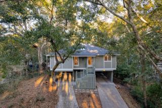 Conch Cottage by AvantStay Walk to Beach Deck Fireplace Outdoor Dining - Isle of Palms - 0