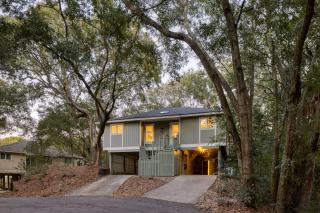Conch Cottage by AvantStay Walk to Beach Deck Fireplace Outdoor Dining - Isle of Palms - 0