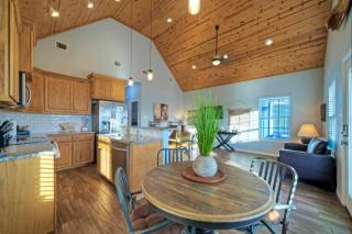 Balcony w Bay View Shared Pool Boat Dock Fat Flounder by AvantStay - Padre Island - 1