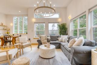 Buttercup Bay Hideaway by AvantStay Cozy Escape w Fire Pit Walk to Beach - Manzanita - 2