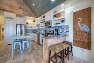 Panoramic Water Views Shared Pool Boat Dock Bayside Lodge by AvantStay - Padre Island - 2