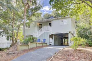 10 Sandcrab Court by AvantStay Beautiful Home w Deck Walk to the Beach - Isle of Palms - 0