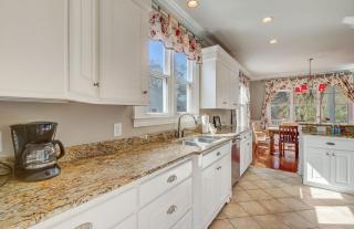 7 41st Avenue by AvantStay Private Pool Near Beach - Isle of Palms - 4