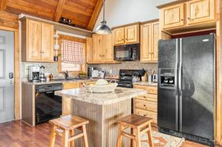 Pine Needle by AvantStay Log Cabin w Gorgeous Views Hot Tub Patio Pool Table - Gatlinburg - 6