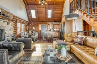 Pine Needle by AvantStay Log Cabin w Gorgeous Views Hot Tub Patio Pool Table - Gatlinburg - 5