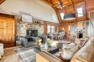 Pine Needle by AvantStay Log Cabin w Gorgeous Views Hot Tub Patio Pool Table - Gatlinburg - 4
