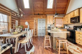 Pine Needle by AvantStay Log Cabin w Gorgeous Views Hot Tub Patio Pool Table - Gatlinburg - 1