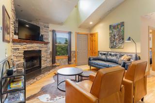 Among the Clouds by AvantStay Views Hot Tub - Candler - 5