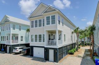 6 10th Avenue by AvantStay Steps to the Beach Pool 2691 sqft - Mount Pleasant - 0