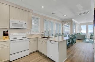 131 Grand Pavilion by AvantStay Oceanfront On The Boardwalk - Isle of Palms - 1