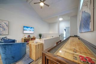Private Yard Cornhole Resort Pool Oasis w Slide Down the Shore by AvantStay - Port Aransas - 9
