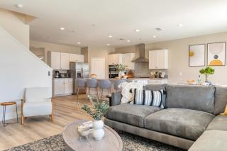 Desert Eden by AvantStay 6BR w Ensuite Backyard Oasis w Pool Hot Tub - Coachella - 2
