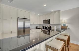 417 Seascape by AvantStay Beachfront Condo w Communal Pool Access - Isle of Palms - 3