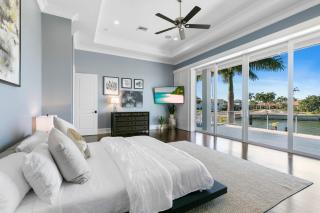 Marco Polo by AvantStay Waterfront 5BDR Pool Spa Fire Pit Walk to Beach - Marco Island - 5