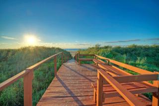 Beachfront Patio w Dune View 2 Pools Pickleball Cravin Waves by AvantStay - Port Aransas - 5