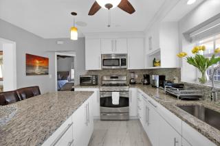 Luxury Water Front, Heated Pool & Jacuzzi, 5bdrm - 4