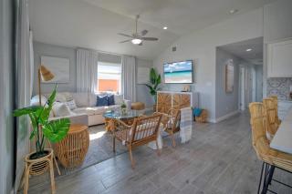 Outdoor Lounge w Bar Swing Seats Near Nature Preserve Blutopia by AvantStay - Port Aransas - 7