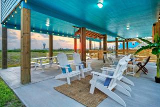 Outdoor Lounge w Bar Swing Seats Near Nature Preserve Blutopia by AvantStay - Port Aransas - 6