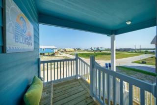 Outdoor Lounge w Bar Swing Seats Near Nature Preserve Blutopia by AvantStay - Port Aransas - 2