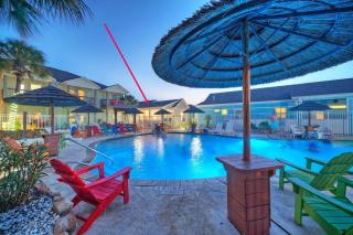 Shared Pool Playground 2blocks to TownEateries Pirates Lair by AvantStay - Port Aransas - 0
