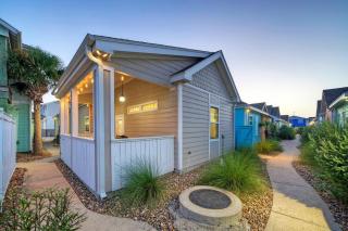 Shared Pool Playground 2blocks to TownEateries Pirates Lair by AvantStay - Port Aransas - 6