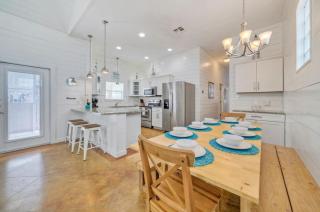 Shared Pool Playground 2blocks to TownEateries Pirates Lair by AvantStay - Port Aransas - 7