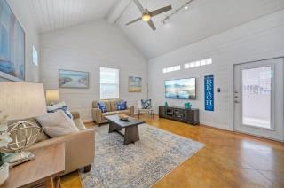 Shared Pool Playground 2blocks to TownEateries Pirates Lair by AvantStay - Port Aransas - 4