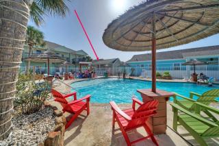 Shared Pool Playground 2blocks to TownEateries Pirates Lair by AvantStay - Port Aransas - 1