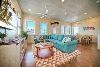 Backyard Tiki Bar Walk to the Beach Pool Cabana Cheeky Tiki by AvantStay - Port Aransas - 3