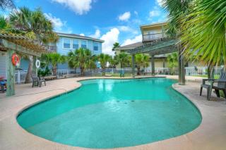 Pool Walkable to Old Town Eateries Nightlife Shops Palm Palace by AvantStay - Port Aransas - 0