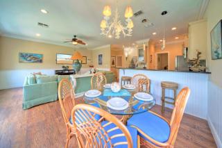 Pool Walkable to Old Town Eateries Nightlife Shops Palm Palace by AvantStay - Port Aransas - 8
