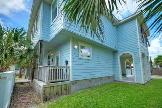 Pool Walkable to Old Town Eateries Nightlife Shops Palm Palace by AvantStay - Port Aransas - 7