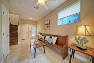Pool Walkable to Old Town Eateries Nightlife Shops Palm Palace by AvantStay - Port Aransas - 5