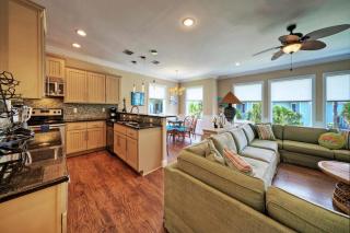 Pool Walkable to Old Town Eateries Nightlife Shops Palm Palace by AvantStay - Port Aransas - 2