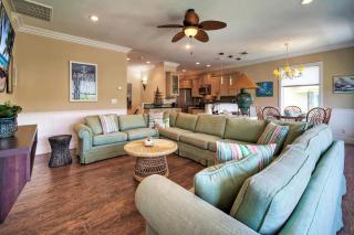 Pool Walkable to Old Town Eateries Nightlife Shops Palm Palace by AvantStay - Port Aransas - 3