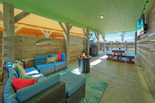 Near the Beach, Private Pool w Free Heat, Firepit Laid Back Lime by AvantStay - Port Aransas - 9